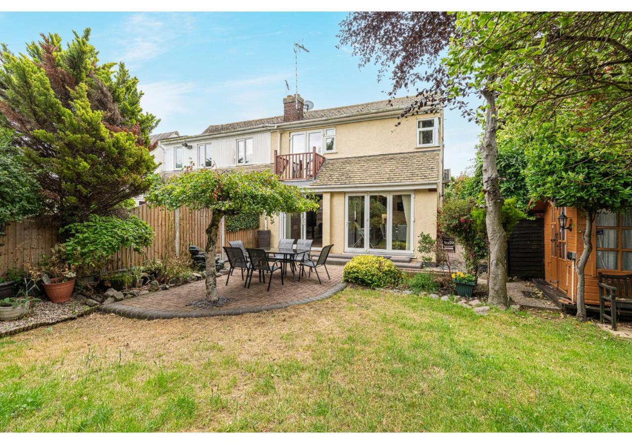 Nature's Serenade:3br Classic Home-jacuzzi & Sauna Apartment Canvey Island