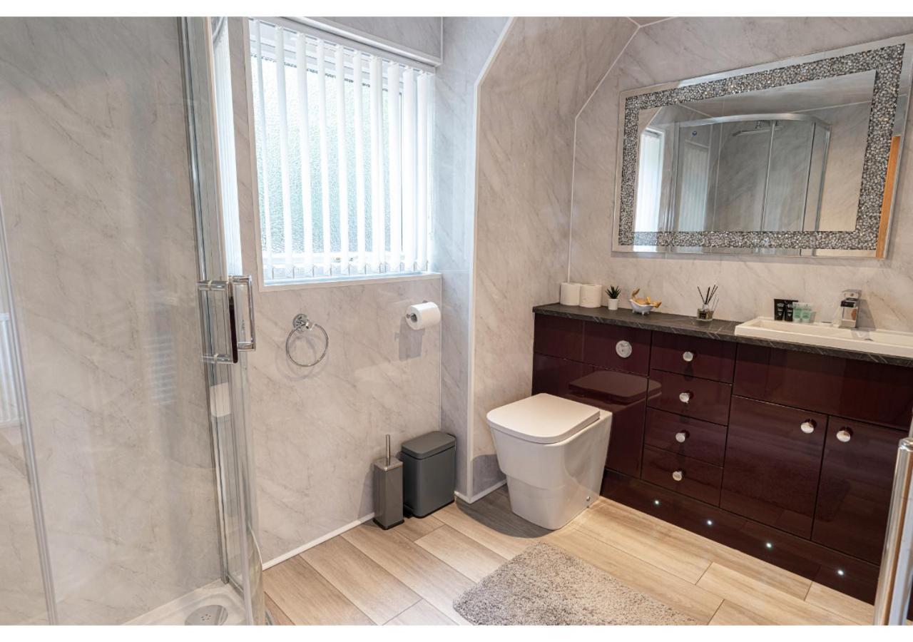 Nature's Serenade:3br Classic Home-jacuzzi & Sauna * Canvey Island