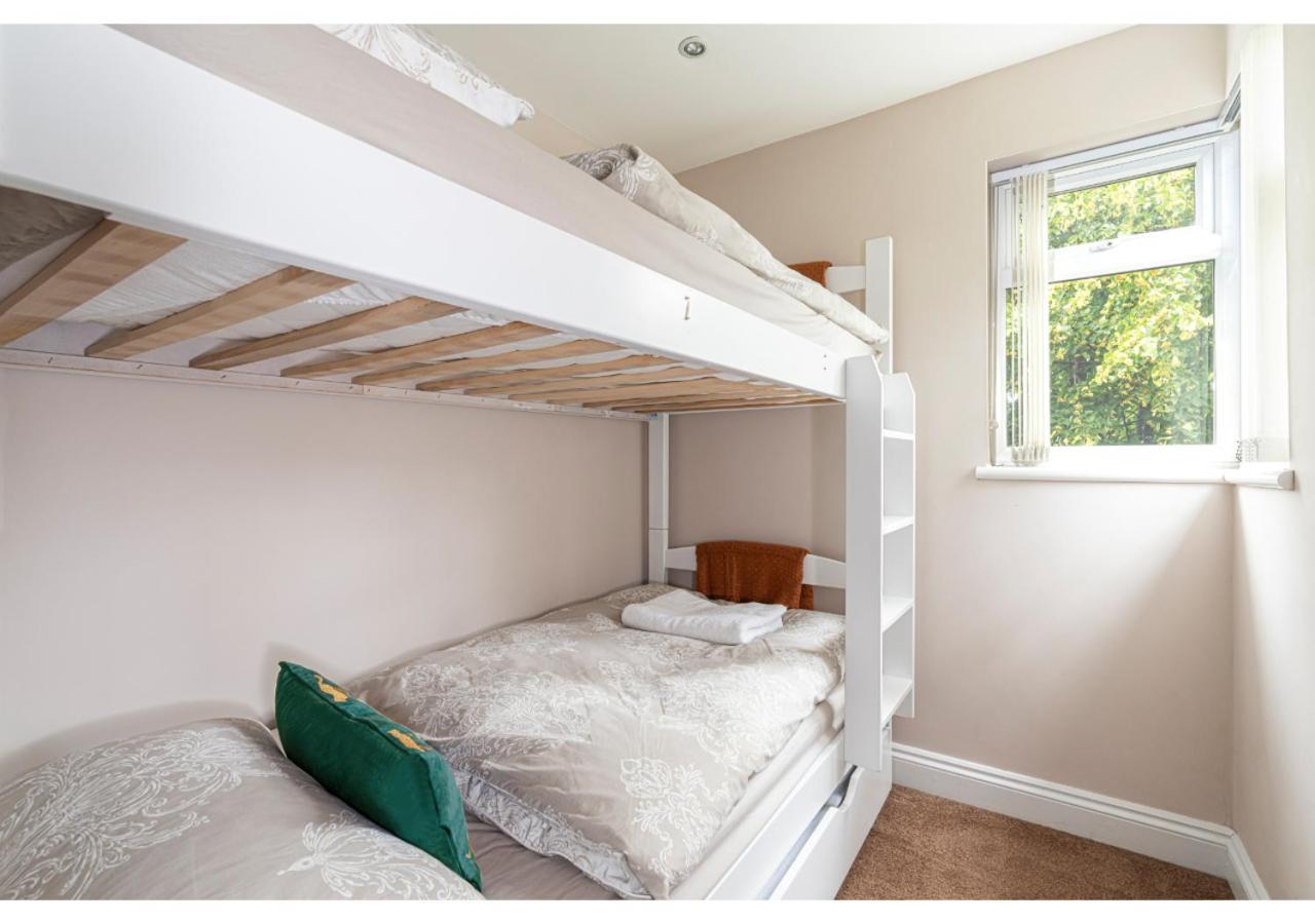 Nature's Serenade:3br Classic Home-jacuzzi & Sauna Apartment Canvey Island