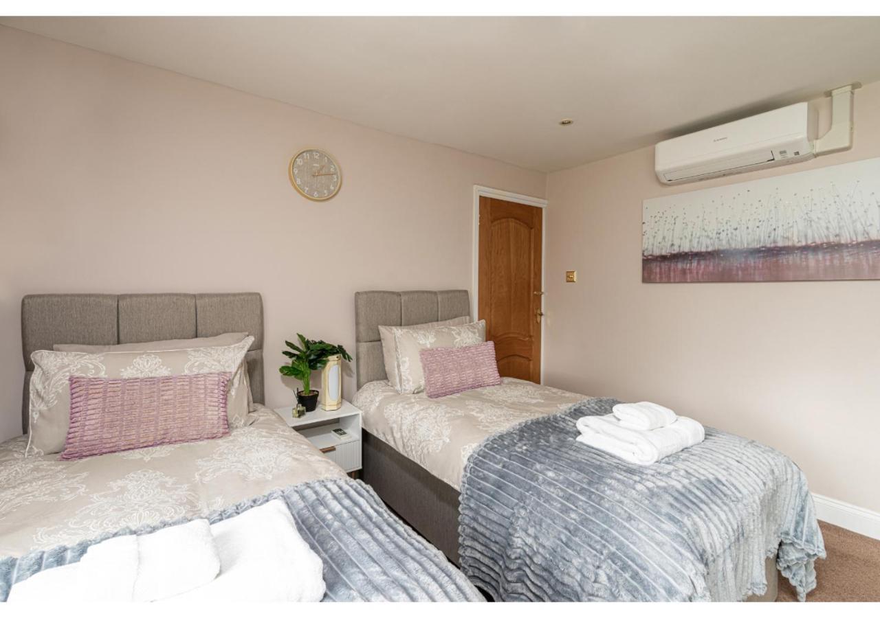 Nature's Serenade:3br Classic Home-jacuzzi & Sauna Canvey Island