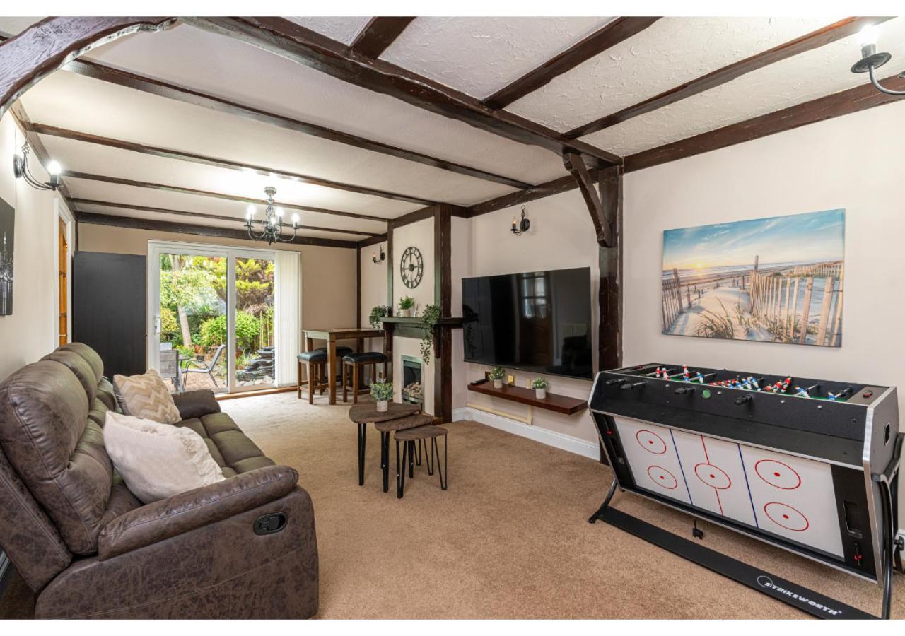 Nature's Serenade:3br Classic Home-jacuzzi & Sauna Canvey Island