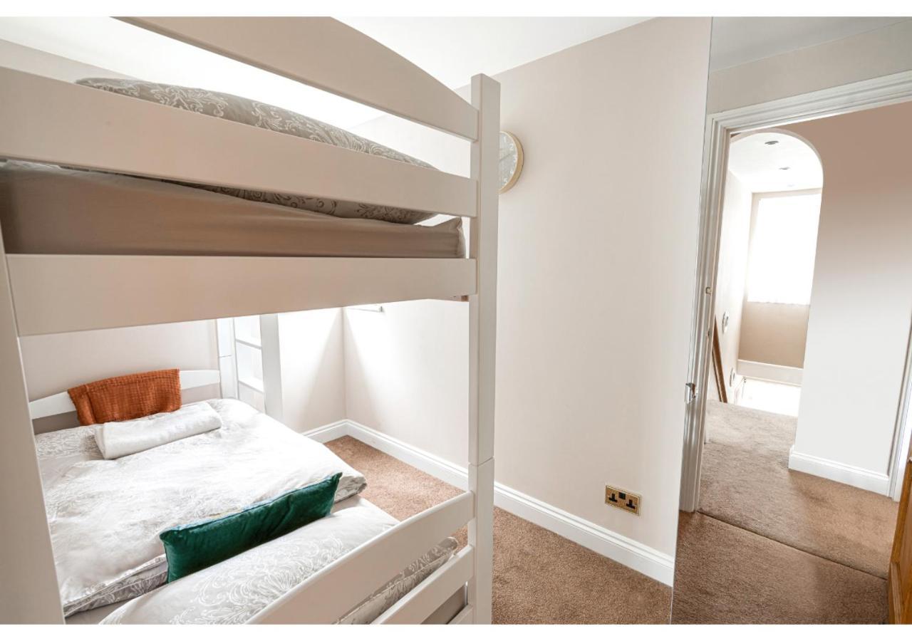 Nature's Serenade:3br Classic Home-jacuzzi & Sauna * Canvey Island