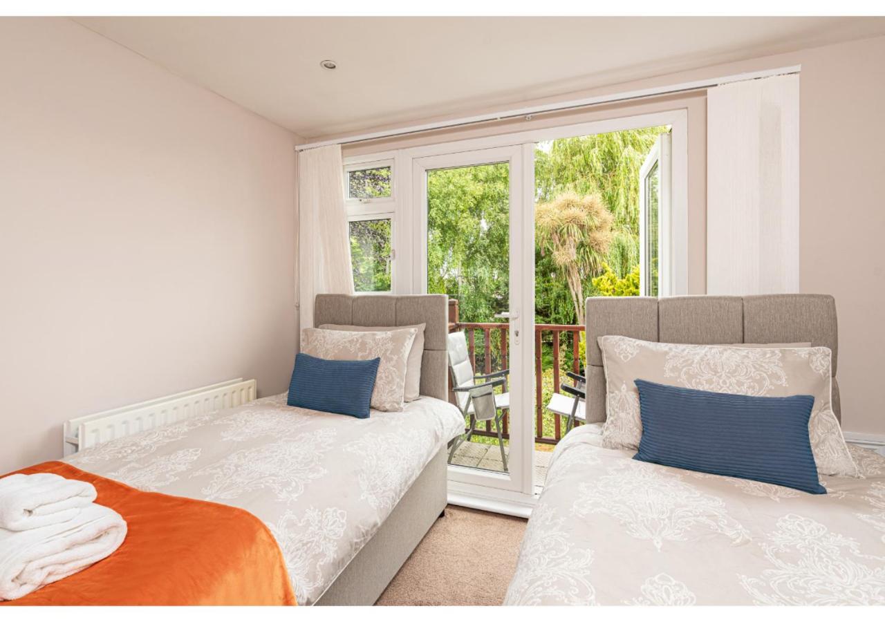 Nature's Serenade:3br Classic Home-jacuzzi & Sauna * Canvey Island