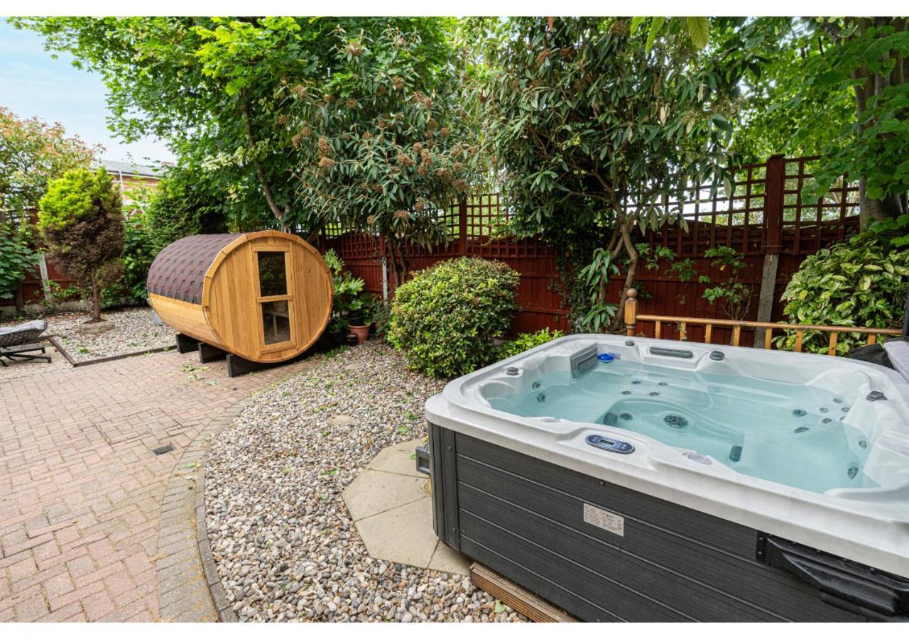 Nature's Serenade:3br Classic Home-jacuzzi & Sauna Canvey Island