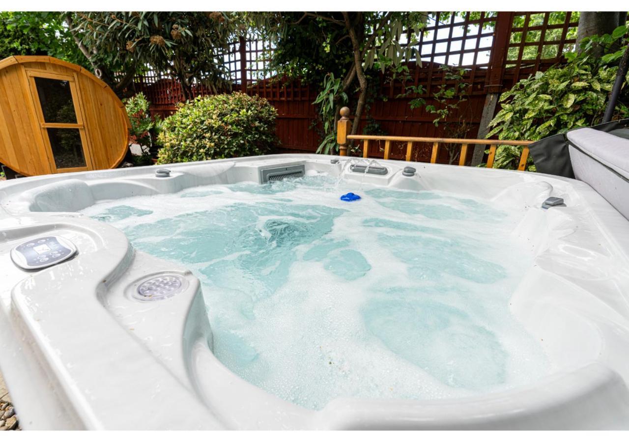 Nature's Serenade:3br Classic Home-jacuzzi & Sauna Apartment Canvey Island
