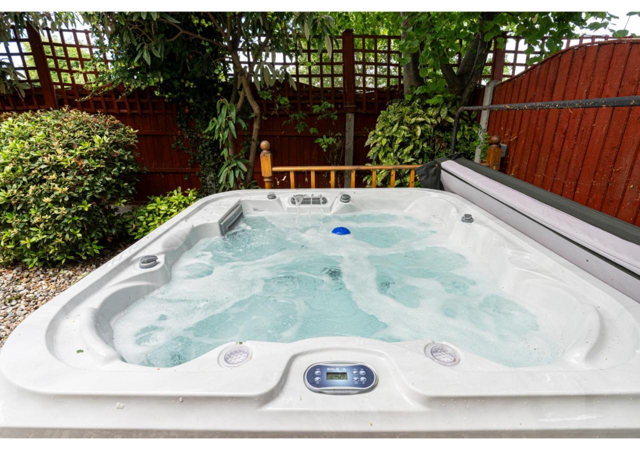 Nature's Serenade:3br Classic Home-jacuzzi & Sauna Apartment Canvey Island